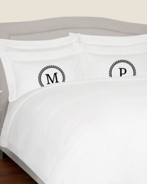 Komplet białej adamaszkowej pościeli personalizowanej ZOE